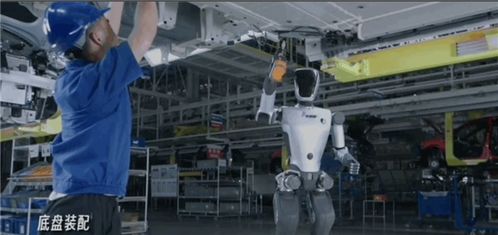 天才少年離職創業 稚暉君半年打造多功能人形機器人，上得工廠下得廚房，智能機器人銷售火爆